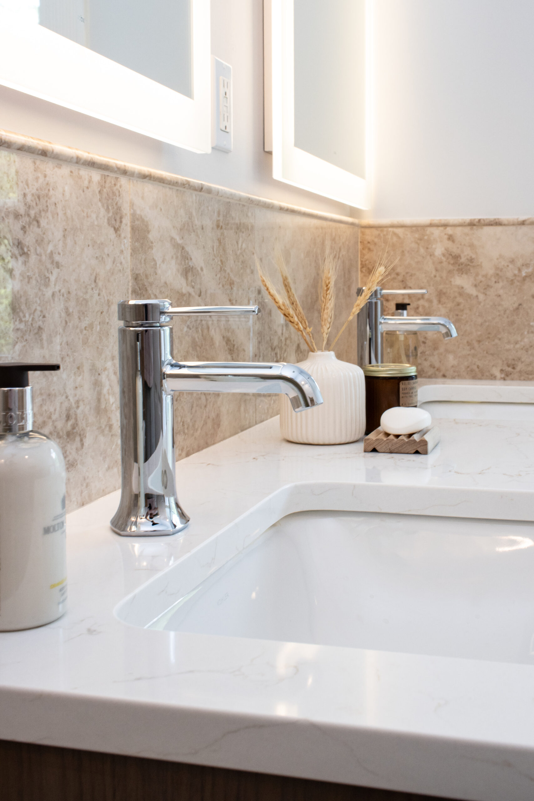 Warm Transitional Bath with Natural Stone Character