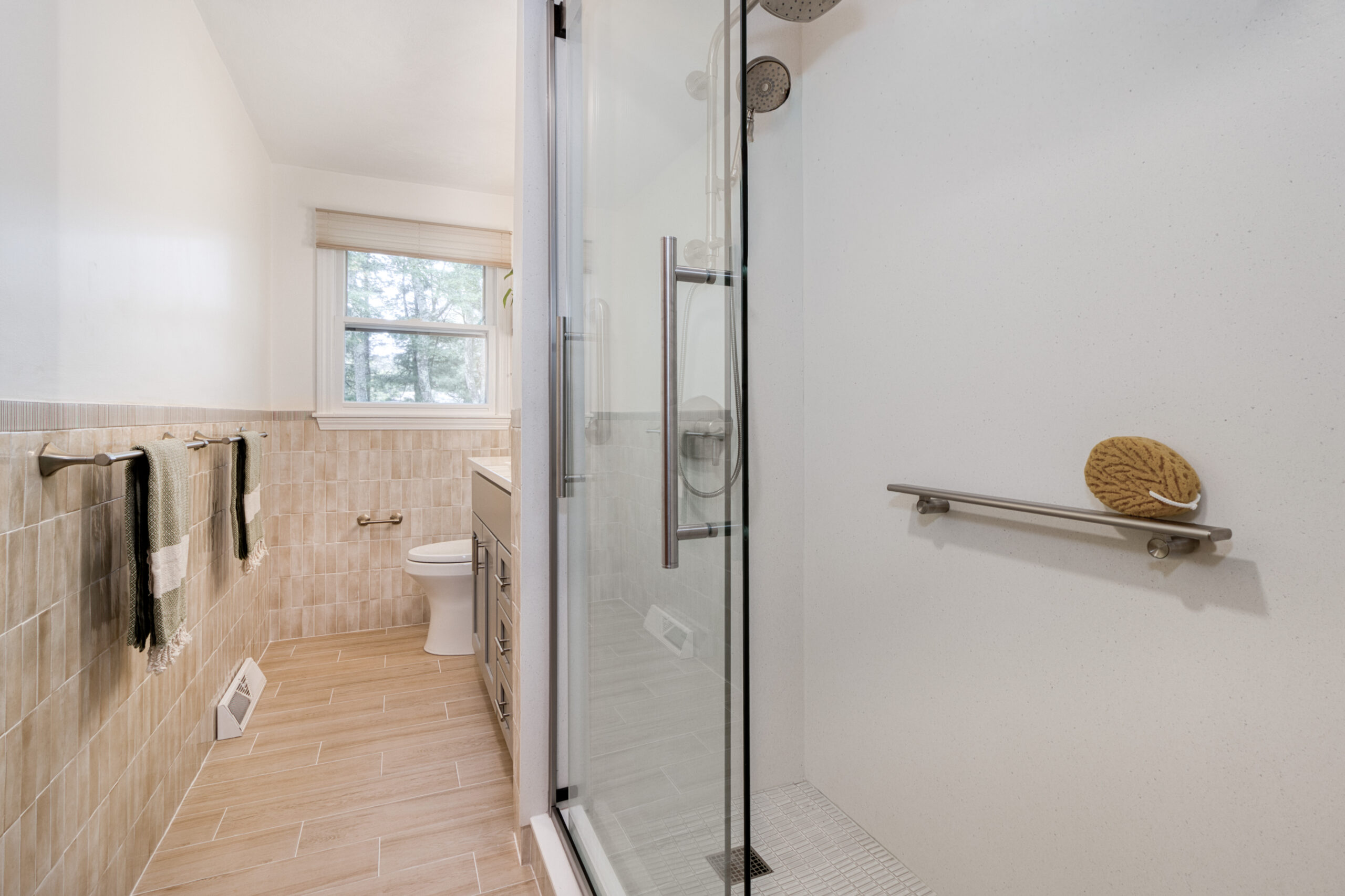 Light & Neutral Primary Bath
