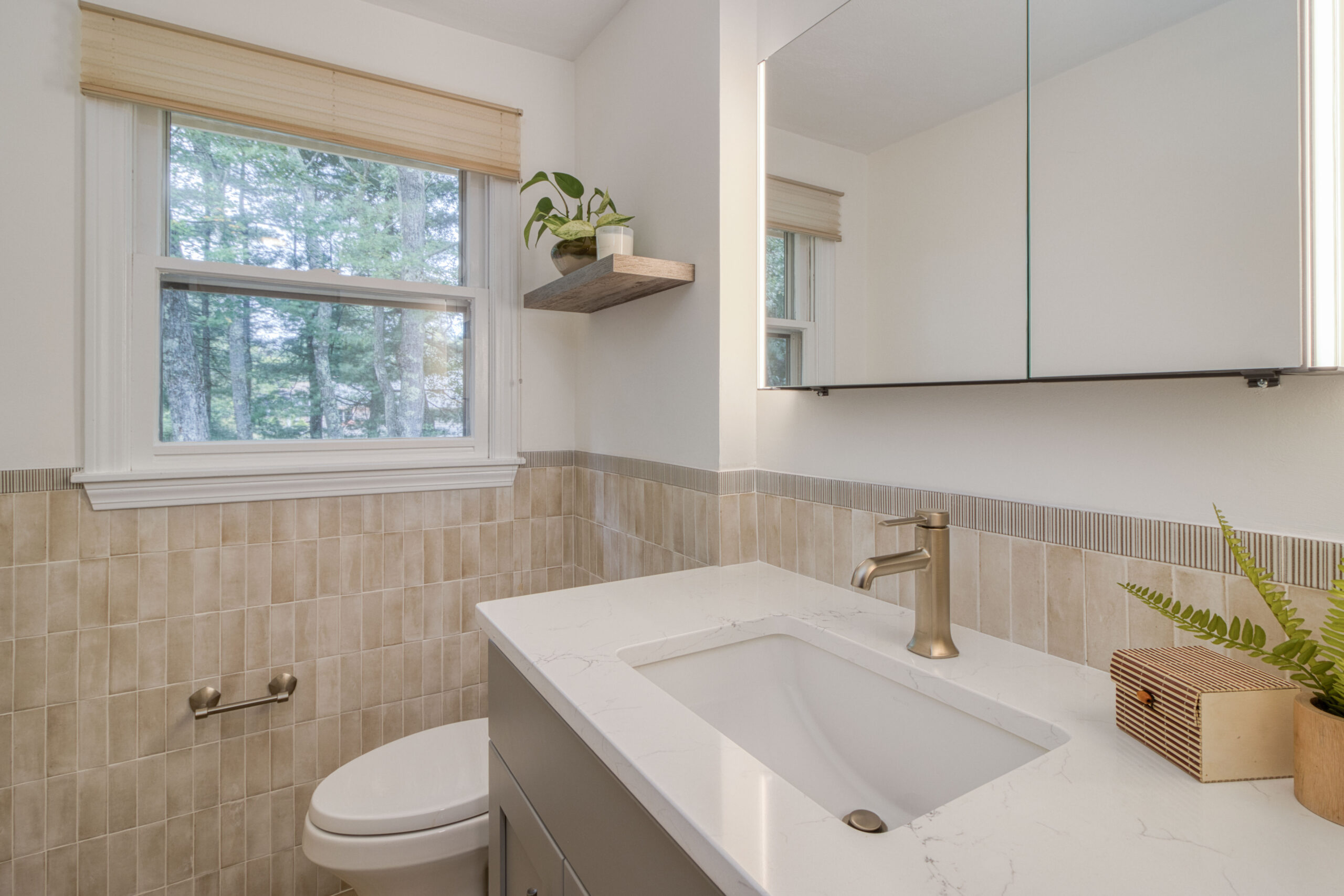 Light & Neutral Primary Bath