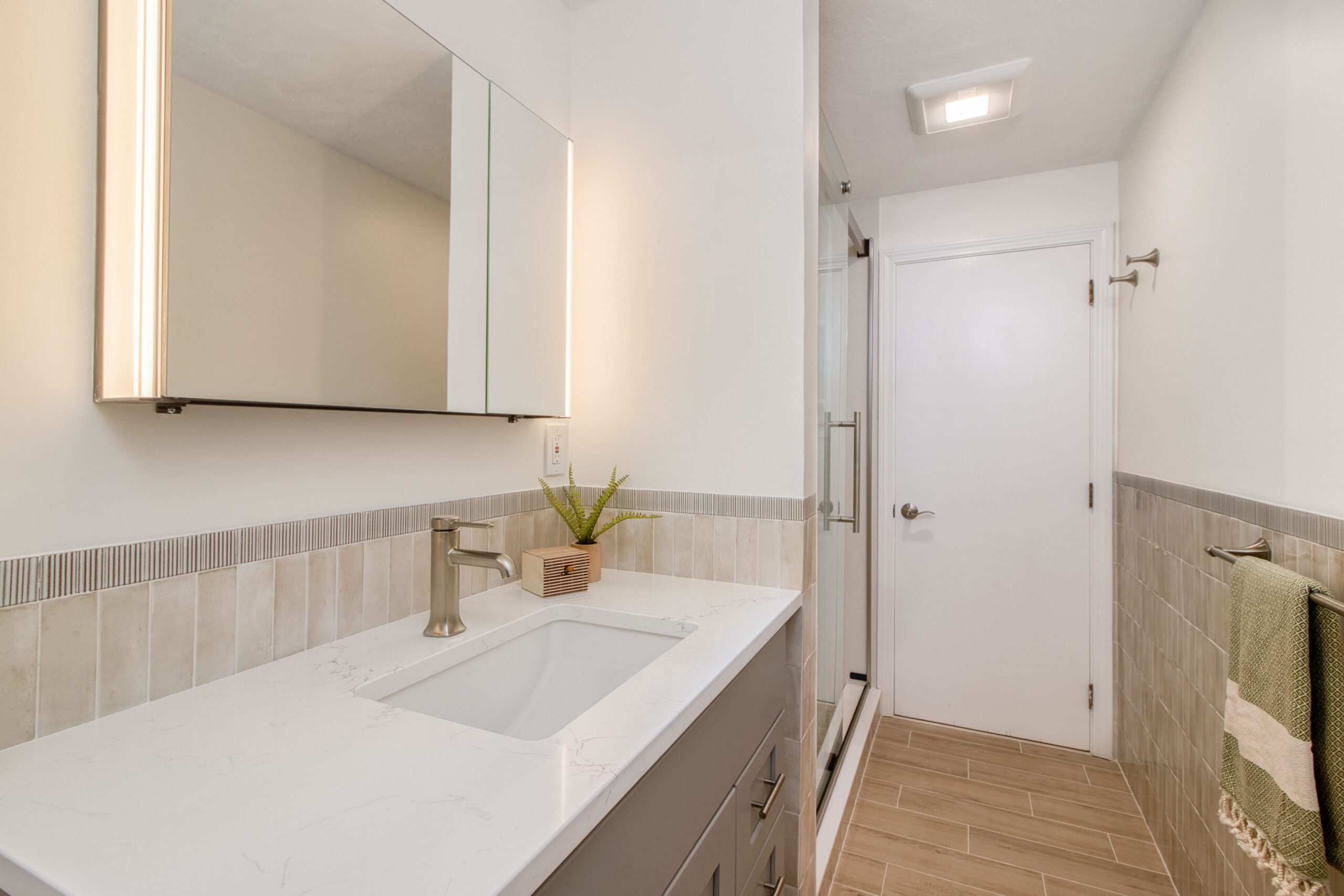 Light & Neutral Primary Bath