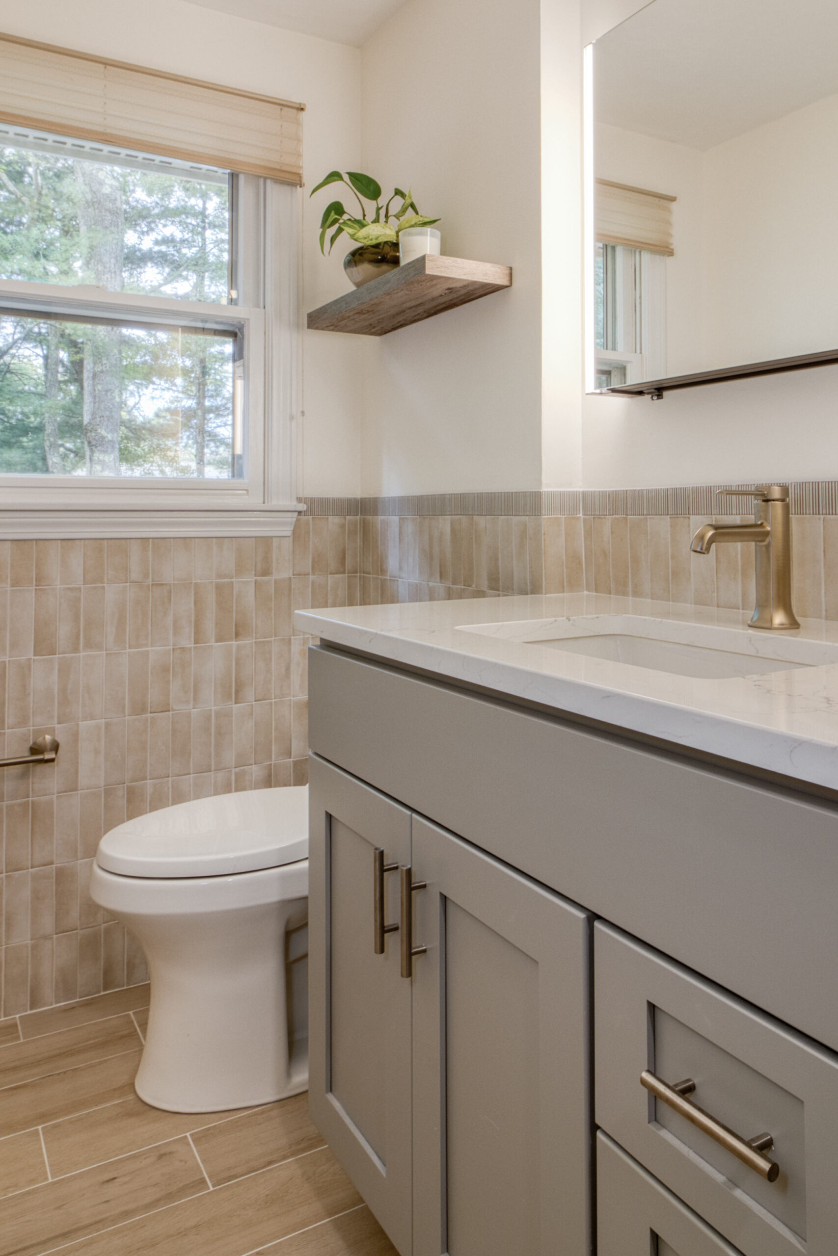 Light & Neutral Primary Bath