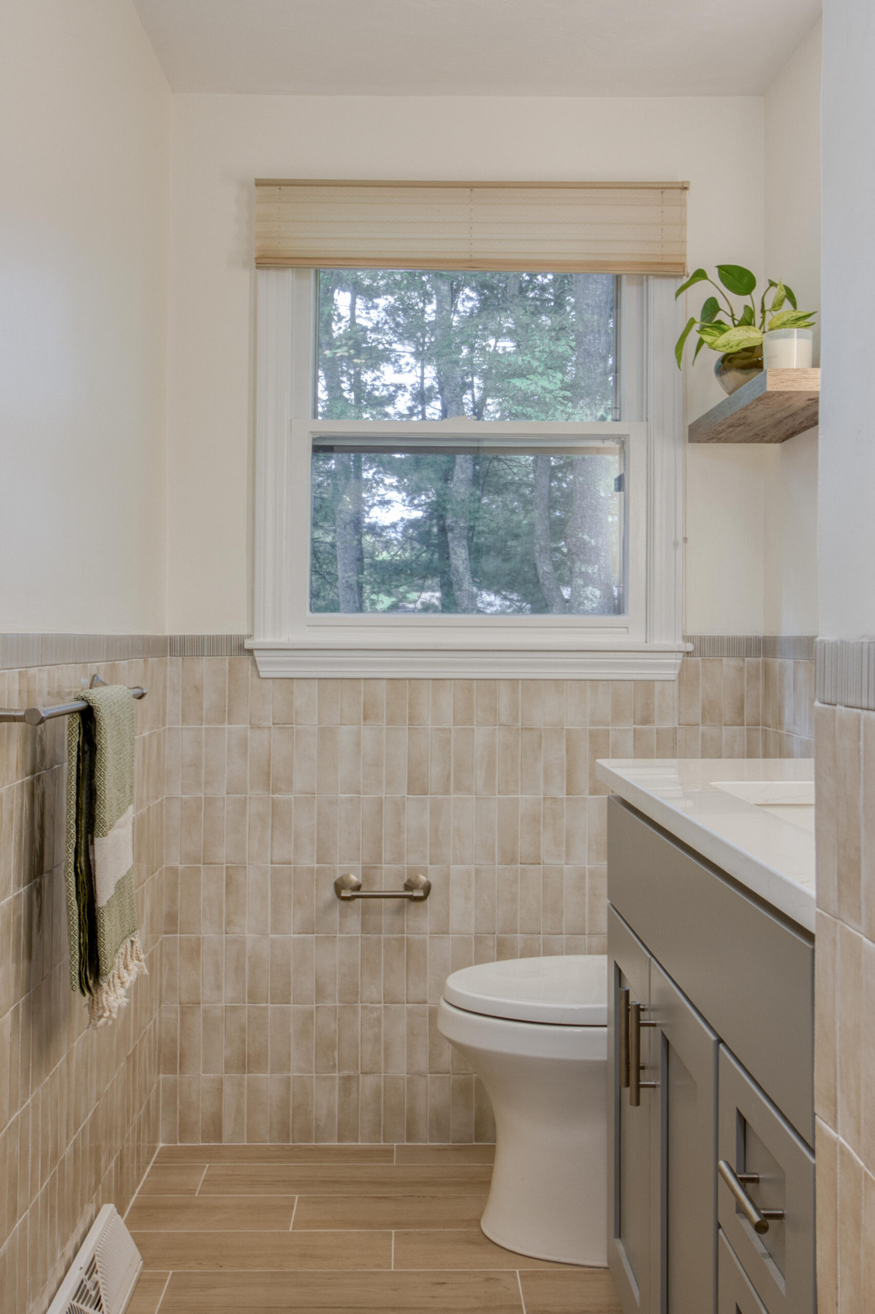 Light & Neutral Primary Bath