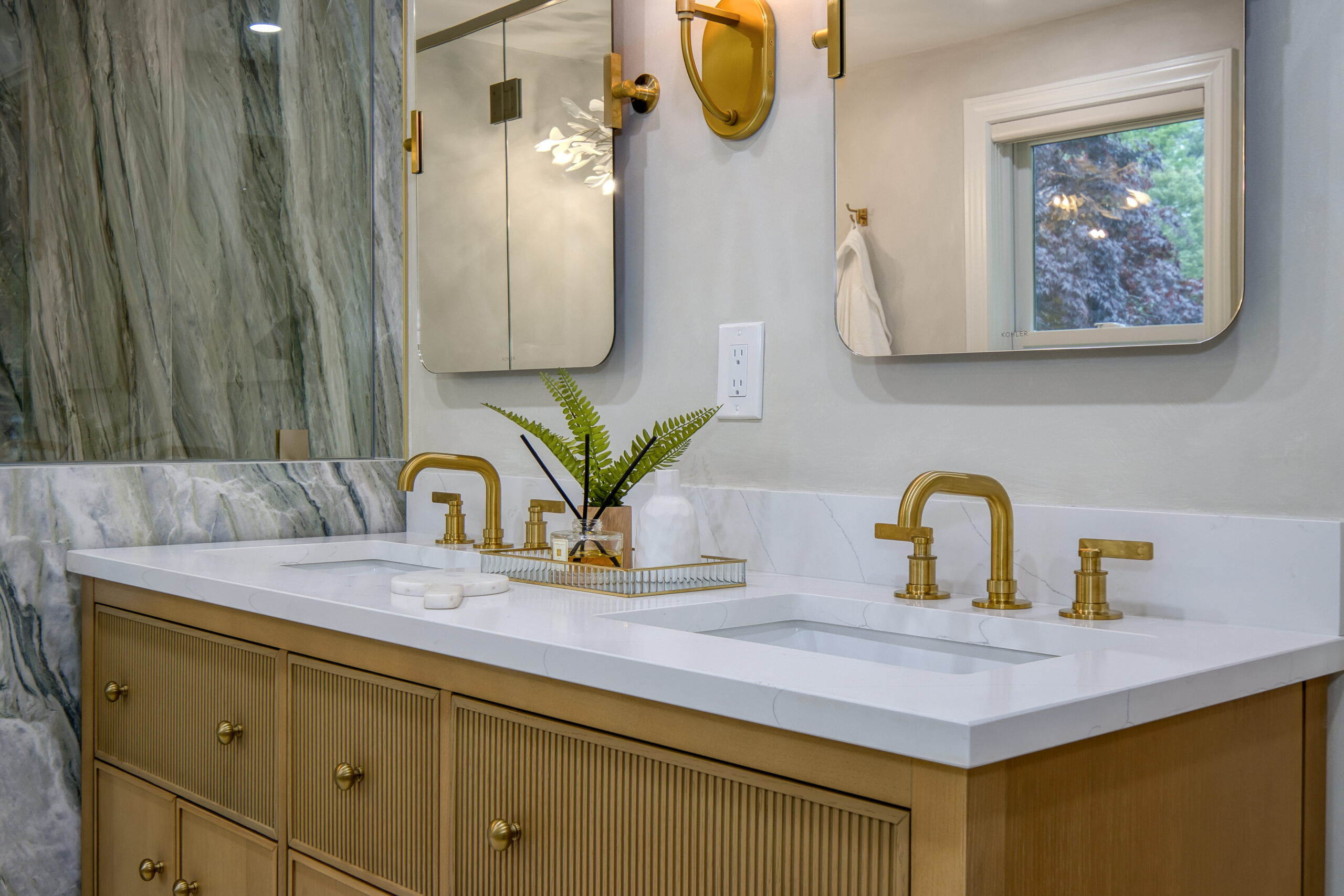 Serene Marble and Gold Oasis