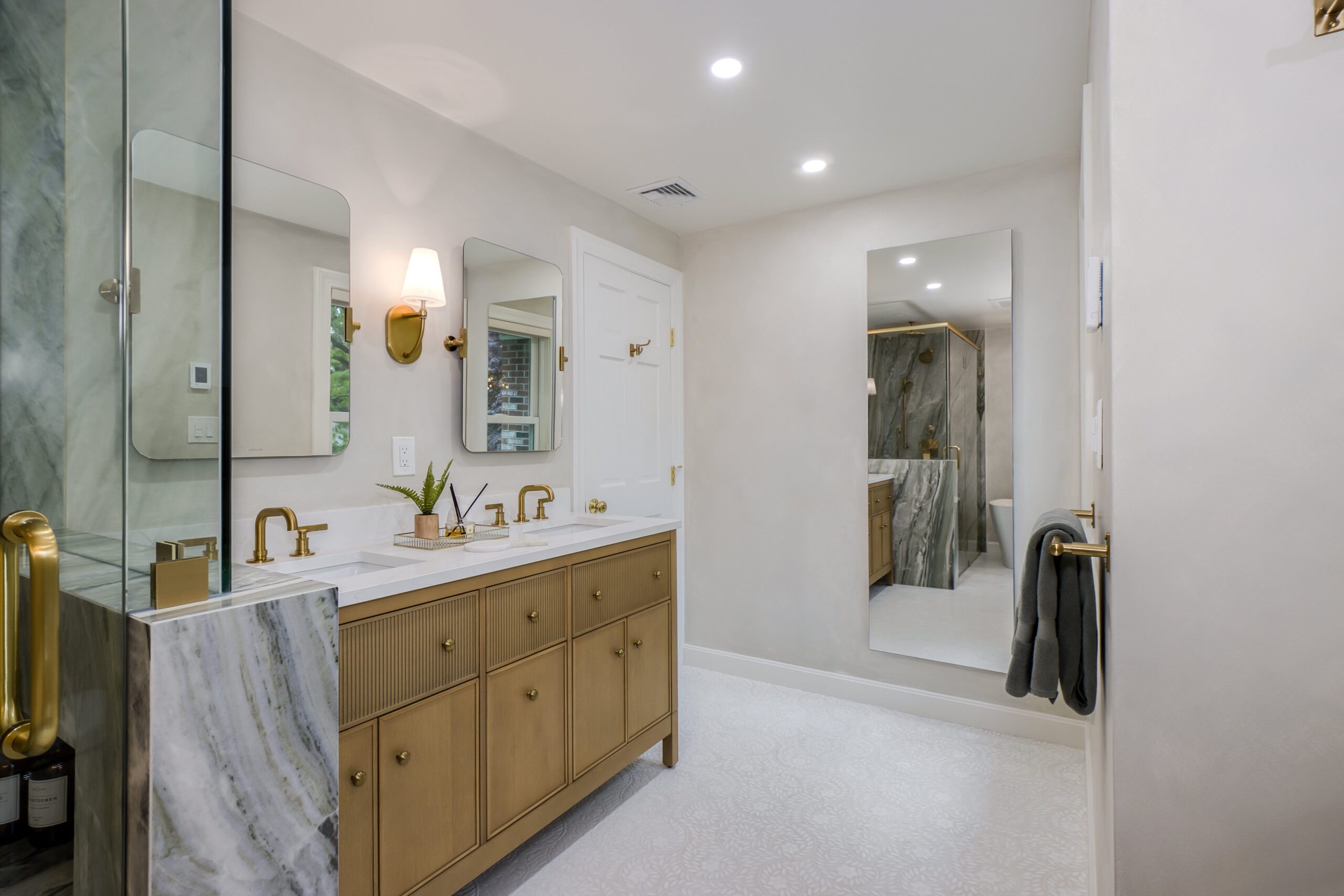 Serene Marble and Gold Oasis